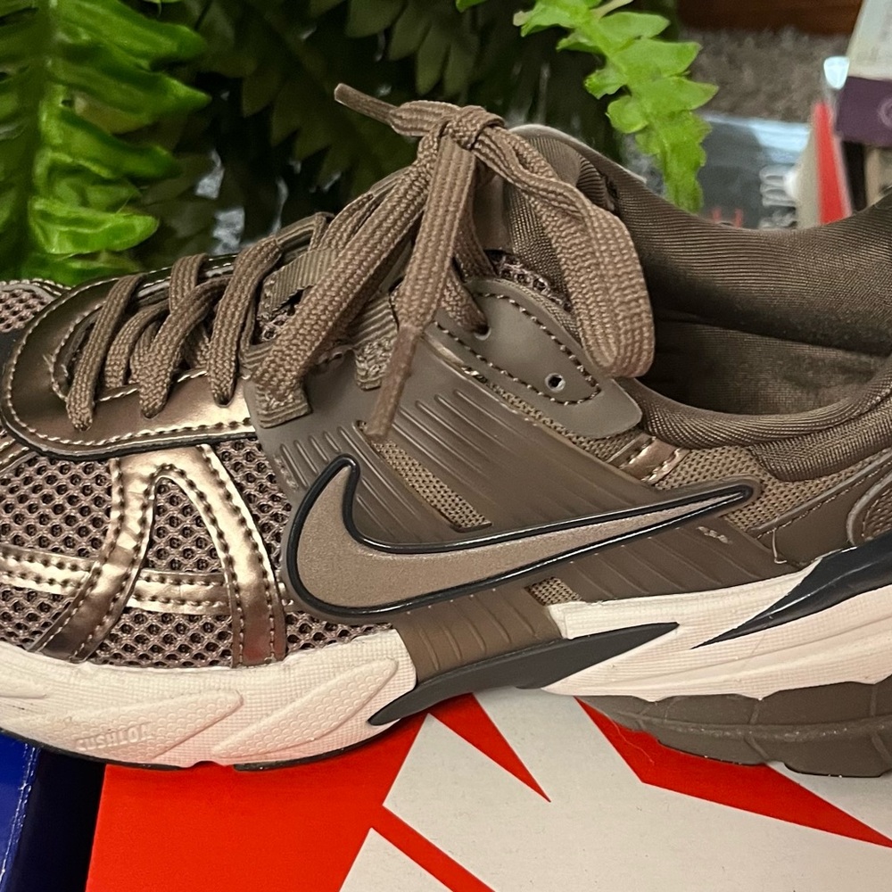 Barely worn Nike Brown and white sneakers - Picture 5 of 11